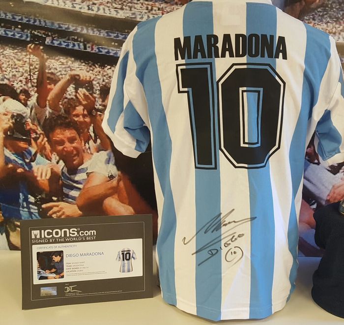Camiseta firmada Maradona